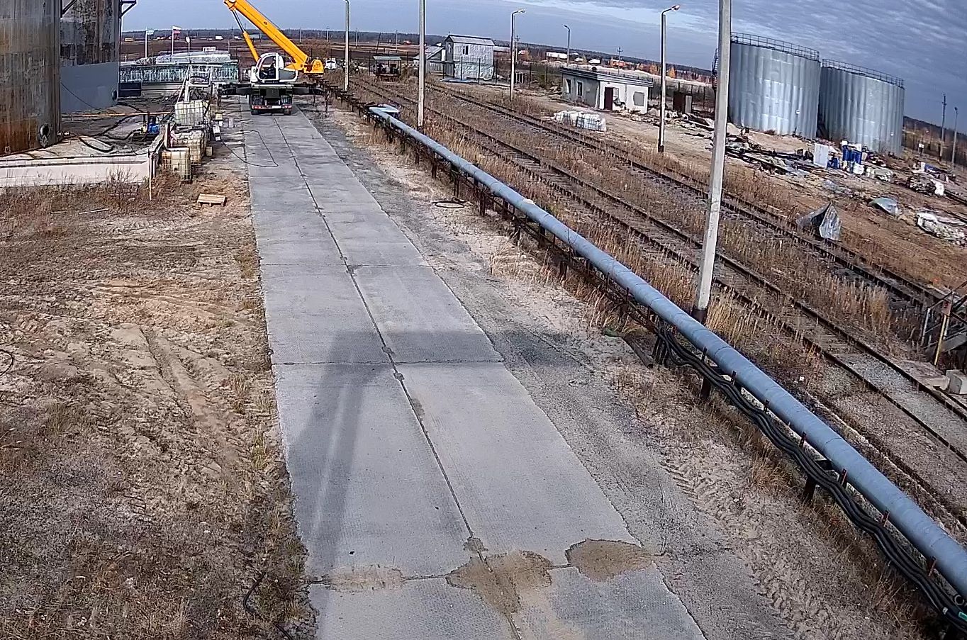 Резервуары, дорога из плит и ж/д пути